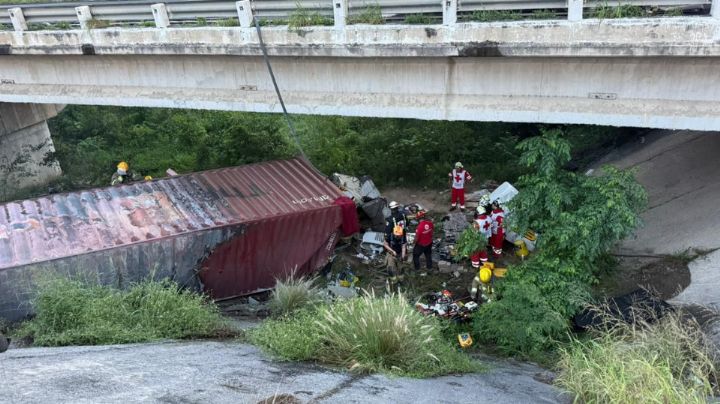 Chofer de carga pesada termina herido tras volcar y caer a un río en Montemorelos