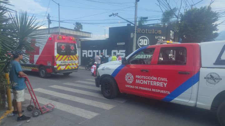 Choque entre auto y moto deja a un lesionado en el Centro de Monterrey