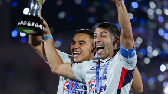 Festejan aficionados el título de Cruz Azul en la Macroplaza de Monterrey