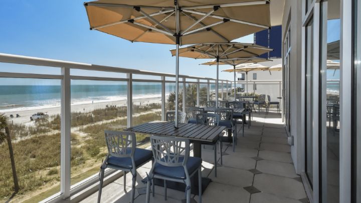 Mujer muere al ser golpeada por un paraguas en restaurante en Carolina del Sur