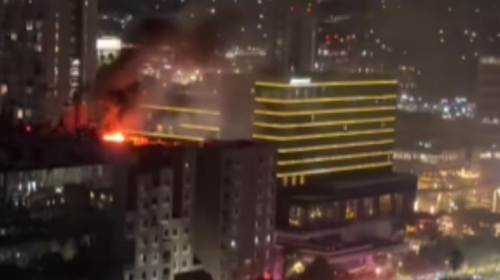 Se registra incendio en azotea de edificio en construcción en San Pedro