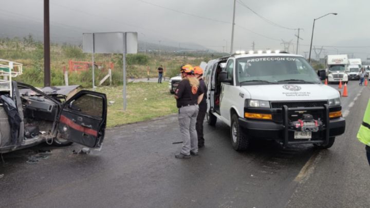 Camioneta derrapa y choca contra tráiler en la carretera Saltillo - Monterrey; hay 3 heridos