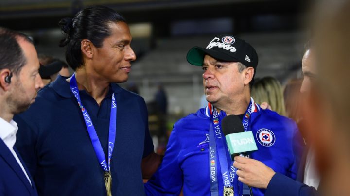 Joel Huiqui seguirá como DT de Cruz Azul, confirma el presidente Víctor Velázquez