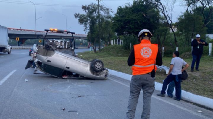 Auto vuelca en Guadalupe; tripulantes salen ilesos de milagro