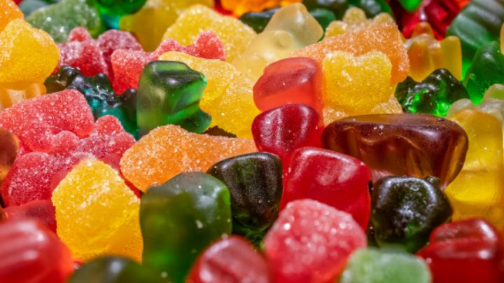 Prohíben en México el uso del colorante Rojo No. 3 usado en gomitas y gelatinas por daño a la salud