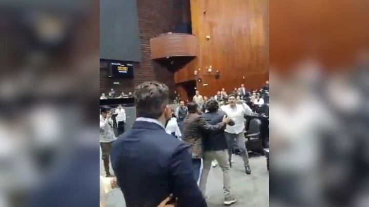 Morenista reta a golpes a priista en plena Cámara de Diputados