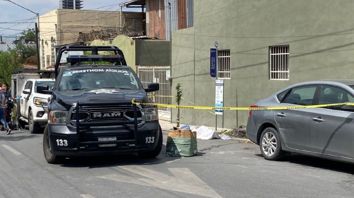 Muere hombre en situación de calle tras desvanecerse en el centro de Monterrey