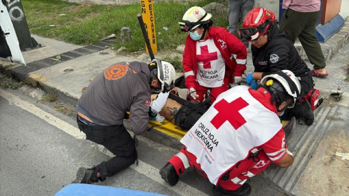 Hombre resulta lesionado tras chocar contra señalamiento vial en Monterrey