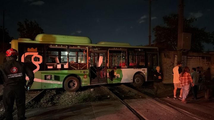 Tren impacta camión urbano en Monterrey: 11 pasajeros resultan lesionados