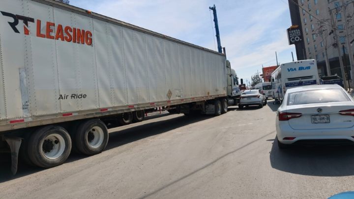 Cierres y choque provocan caos vial en Av. Miguel Alemán