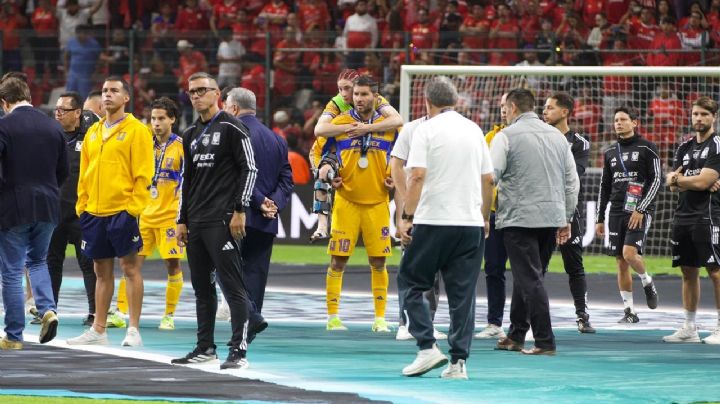 Tigres: Marcelo Flores recibe su medalla con ayuda de Garza y Farfán; se va en la espalada de Gignac