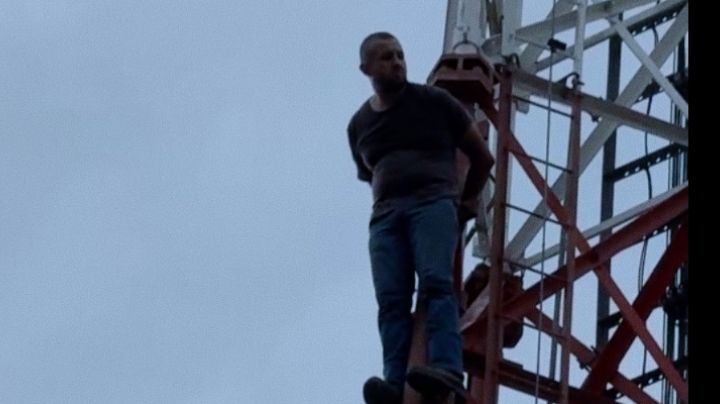 Hombre intoxicado sube a antena y amenaza con lanzarse en Santiago, NL