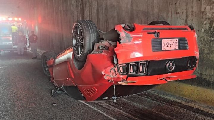Resultan ilesos tras volcar su auto en Av. Paseo de los Leones
