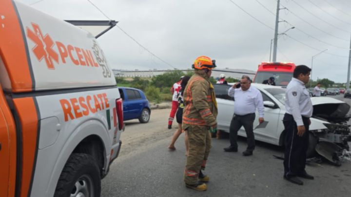 Choque entre camión y auto deja a 3 lesionados en Dulces Nombres, Apodaca