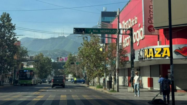 Semáforos sin funcionar ponen en jaque a automovilistas y peatones, centro de Monterrey