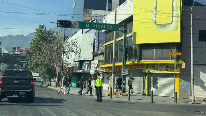 Persiste el tráfico en el centro de Monterrey: Fallas en semáforos nuevos desquician la vialidad