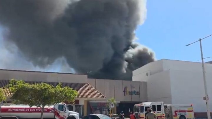 Se incendia plaza comercial en Los Mochis; suman al menos cuatro muertos