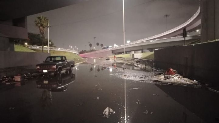Lluvias colapsan Monterrey: Reportan 42 autos varados, cierres viales y desbordamientos