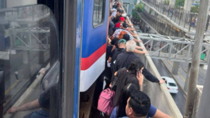 Falla Línea 1 del Metro en Monterrey; desalojan a usuarios y tienen que caminar entre las vías