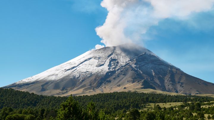 Mueren 3 senderistas tras erupción de volcán Dukono en Indonesia