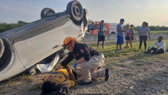 Volcadura dejo a dos hombres lesionados en Apodaca