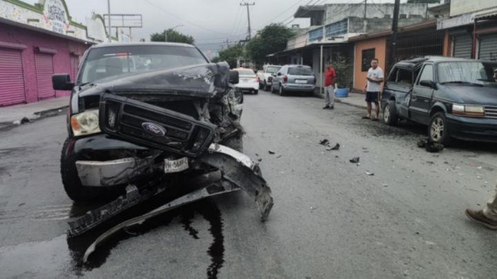 Choque deja a un hombre herido en Monterrey; uno de los conductores se da a la fuga
