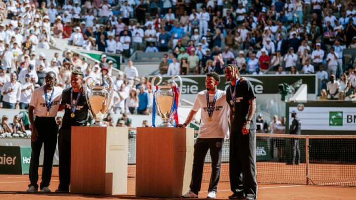 Los jugadores del PSG pasean sus dos Copas de Europa por Roland Garros