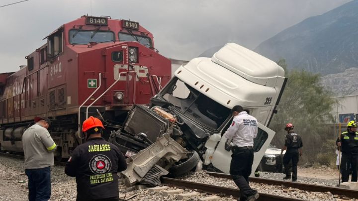Tráiler intenta ganarle paso al tren y termina siendo arrollado en Santa Catarina