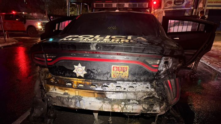 Se incendia patrulla de la Policía de Monterrey en la zona Centro