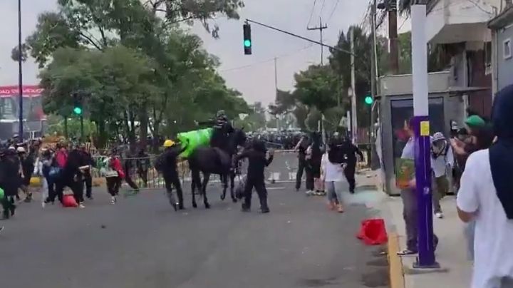 Se enfrentan policías y manifestantes afuera del Estadio CDMX