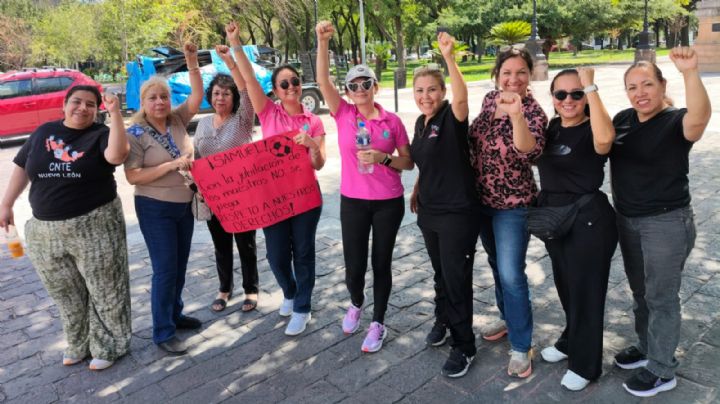 Maestros de la CNTE protestan y bloquean vialidades en el Centro de Monterrey