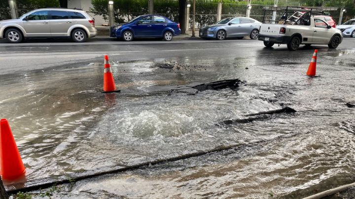 Fuga de agua potable causa encharcamientos en Monterrey