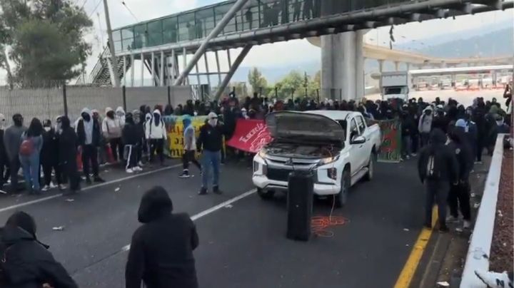 Bloquean normalistas caseta de autopista México-Cuernavaca