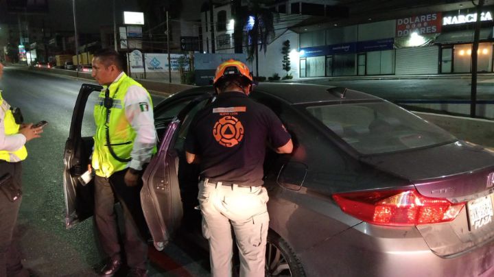 Conductor pierde el control y termina sobre camellón en Paseo de los Leones