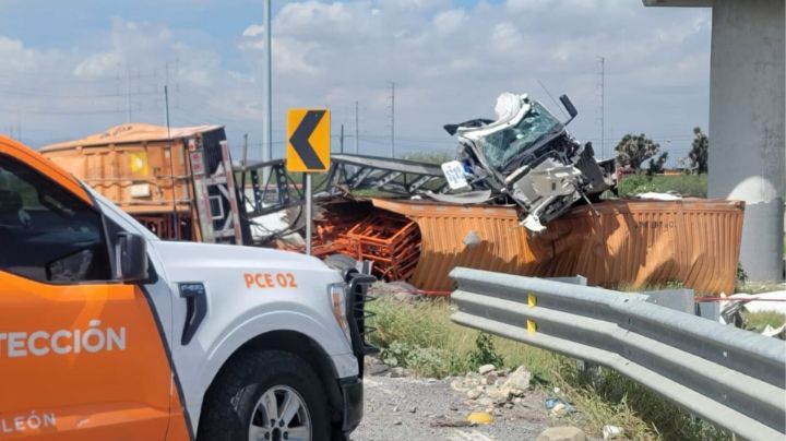 Tráiler cae desde puente elevado en Salinas Victoria