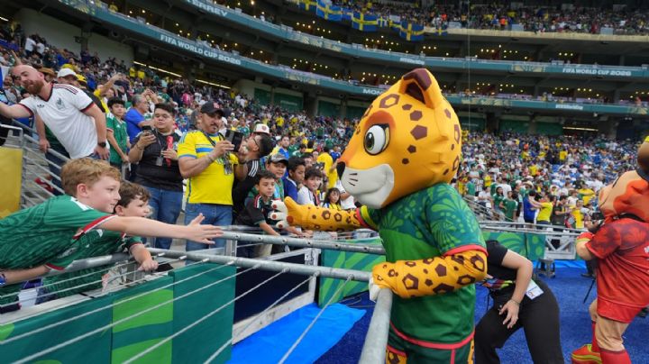 Entran aficionados al Estadio Monterrey en medio de caos y tardanza para el Mundial