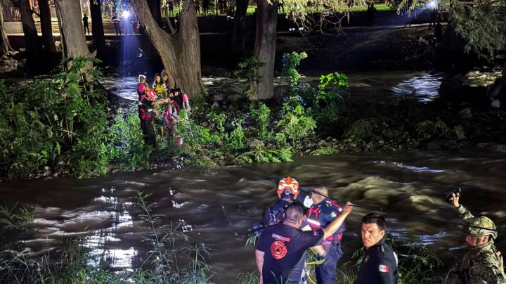 Rescatan a cinco integrantes de una familia atrapados por la corriente del río La Silla
