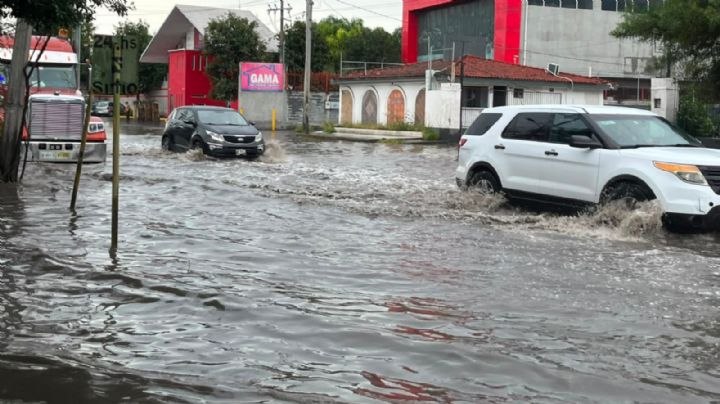 Lluvias vuelven a inundar la avenida Los Ángeles en los límites de Monterrey y San Nicolás