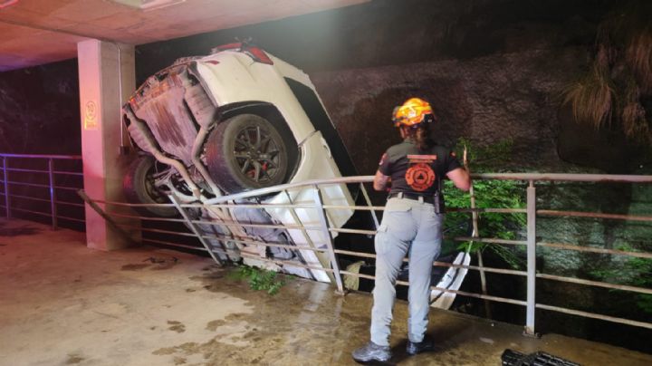 Vehículo cae tres niveles en estacionamiento de San Pedro; reportan un lesionado