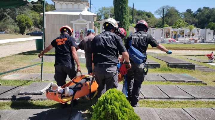 Cae mujer dentro de tumba en panteón de Guadalupe