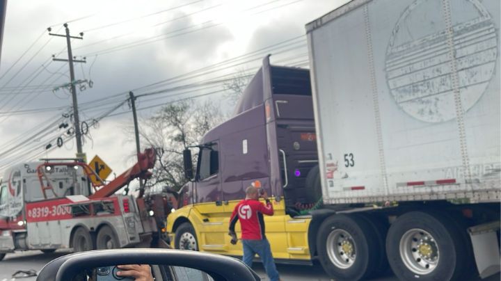 Colapsa la carretera a Laredo por carambola en Apodaca; hay 6 lesionados