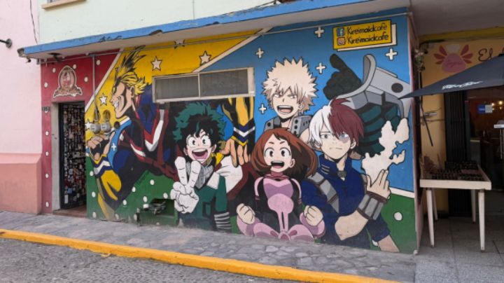 Turista japonés reacciona a mural de 'My Hero Academia' en Barrio Antiguo