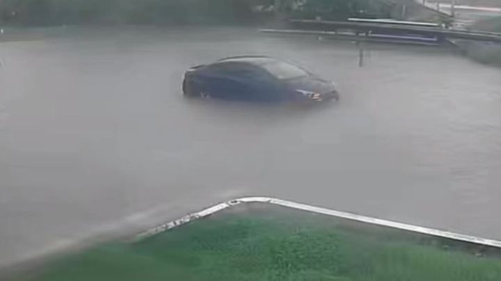 Lluvias en Escobedo dejan vehículo varado con personas a bordo en Av. Santa Bárbara