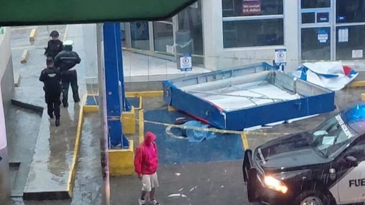 Muere mujer tras caerle encima anuncio de Farmacias Benavides en San Nicolás