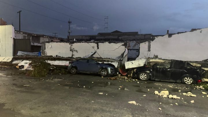 Fuertes vientos derriban barda y dañan tres vehículos en la colonia Del Norte, en Monterrey