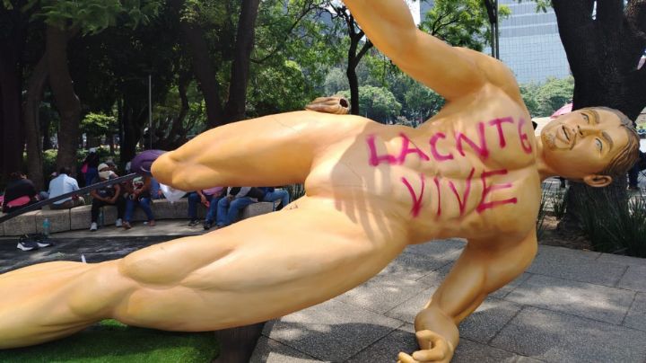 Maestros de la CNTE vandalizan esculturas futbolísticas y bloquean vialidades en CDMX