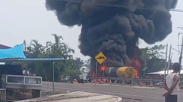 Pipa de combustible explota en la autopista Cárdenas-Coatzacoalcos, en Tabasco