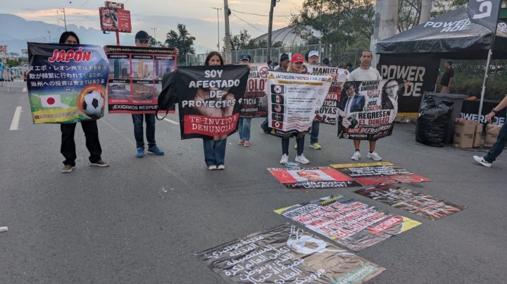Víctimas de Proyectos 9 protestan en el Estadio Monterrey; advierten a extranjeros sobre fraudes