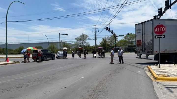 Vecinos bloquean Av. Ruiz Cortines por falta de luz; tienen tres días sin servicio