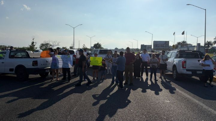 Vecinos de la colonia 7 Colinas bloquean el bulevar Miguel de la Madrid tras cuatro días sin luz